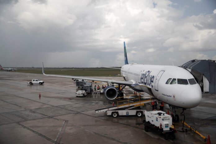 Fotografía de archivo de un avión de la aerolínea estadounidense JetBlue, en el Aeropuerto Internacional de Las Américas, en Santo Domingo (República Dominicana). EFE/Orlando Barría
