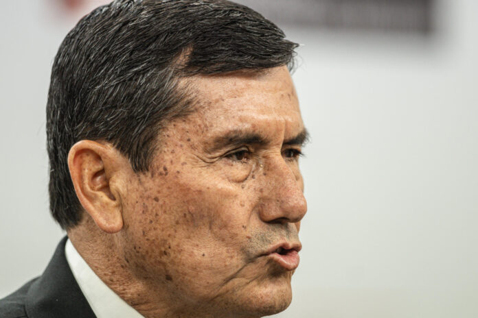 Fotografía de archivo en la que se captó al primer ministro de Perú, el militar retirado Luis Arroyo, durante una conferencia de prensa, en Lima (Perú). EFE/John Reyes
