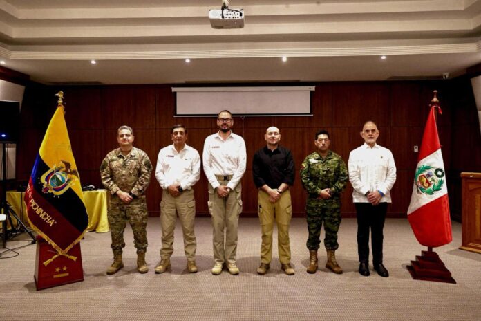Fotografía cedida por el Ministerio de Defensa de Ecuador que muestra a su titular, Gian Carlo Loffredo (3-d), posando junto a su homólogo de Perú, Amadeo Flores, este jueves durante una reunión en Arenillas (Ecuador). EFE/ Ministerio de Defensa de Ecuador

