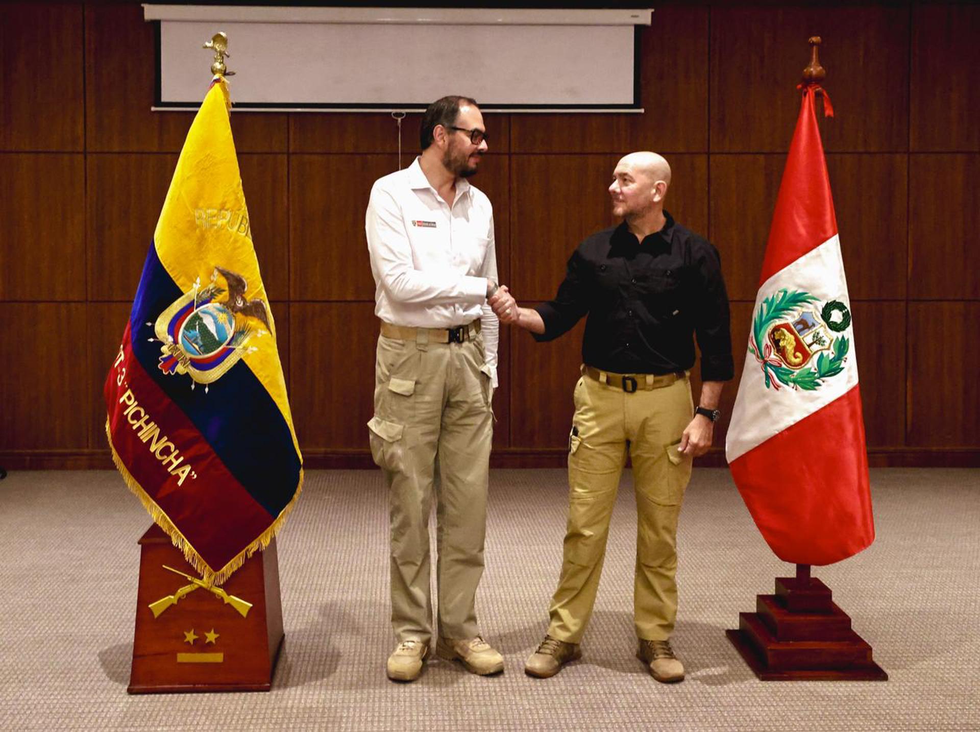 Fotografía cedida por el Ministerio de Defensa de Ecuador que muestra a su titular, Gian Carlo Loffredo (d), saludando a su homólogo de Perú, Amadeo Flores, este jueves durante una reunión en Arenillas (Ecuador). EFE/ Ministerio de Defensa de Ecuador

