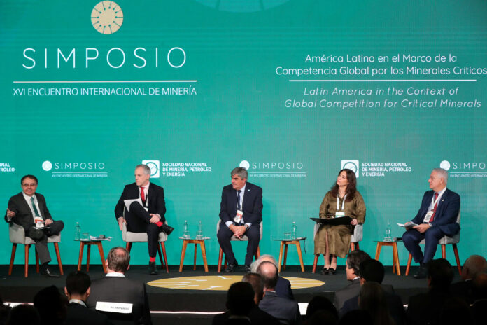 Desde la izquierda; el director ejecutivo de Plusmining, Juan Carlos Guajardo; el gerente general del Consejo Minero de Chile, Carlos Urenda; el presidente de la Cámara Argentina de Empresas Mineras, Roberto Cacciola; la ejecutiva de la Sociedad de Minería, Petróleo y Energía (SNMPE) de Perú, Angela Grossheim, y el director de Sostenibilidad de IBRAM de Brasil, Rinaldo Mancin, participan en el decimosexto Simposio Internacional de Minería de Perú este jueves, en Lima (Perú). EFE/ Paolo Aguilar
