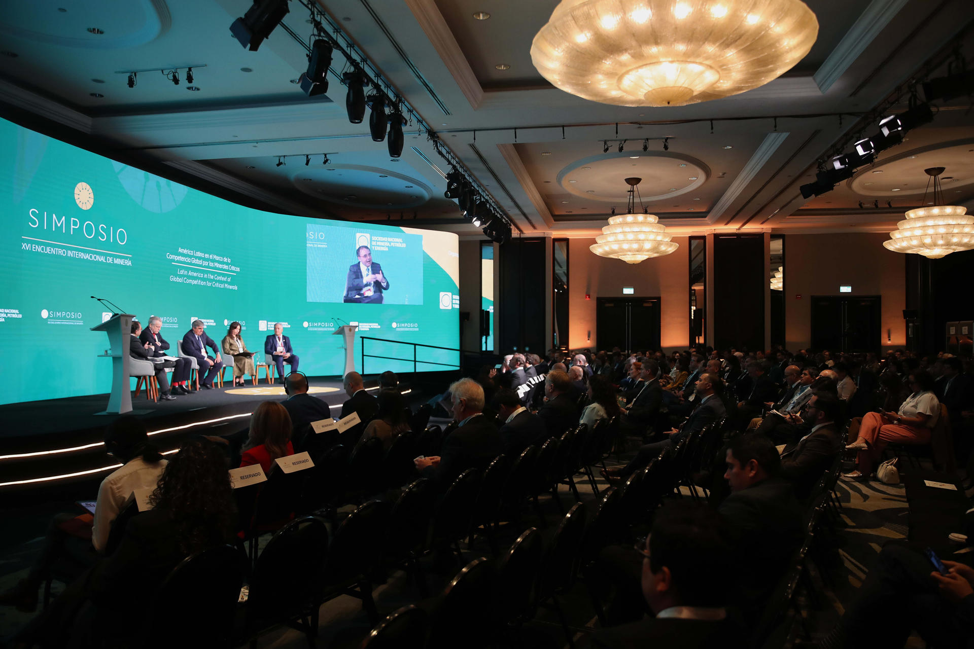 Desde la izquierda; el director ejecutivo de Plusmining, Juan Carlos Guajardo; el gerente general del Consejo Minero de Chile, Carlos Urenda; el presidente de la Cámara Argentina de Empresas Mineras, Roberto Cacciola; la ejecutiva de la Sociedad de Minería, Petróleo y Energía (SNMPE) de Perú, Angela Grossheim, y el director de Sostenibilidad de IBRAM de Brasil, Rinaldo Mancin, participan en el decimosexto Simposio Internacional de Minería de Perú este jueves, en Lima (Perú). EFE/ Paolo Aguilar
