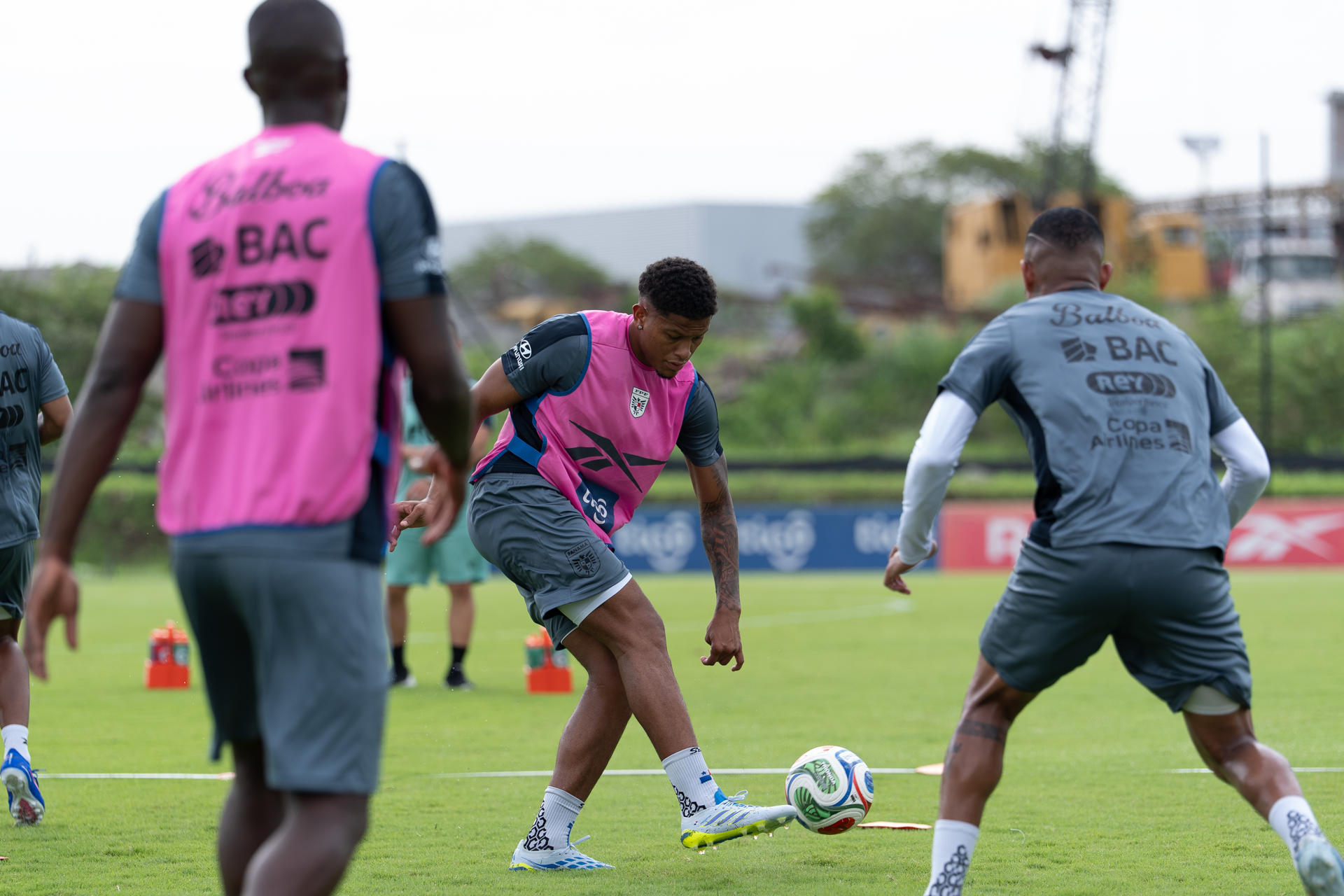 Fotografía cedida por la Federación de Fútbol de Panamá (FPF) que muestra al jugador Iván Anderson (c) durante un entrenamiento de la selección panameña de fútbol en Ciudad de Panamá (Panamá). EFE/ Federación de Fútbol de Panamá
