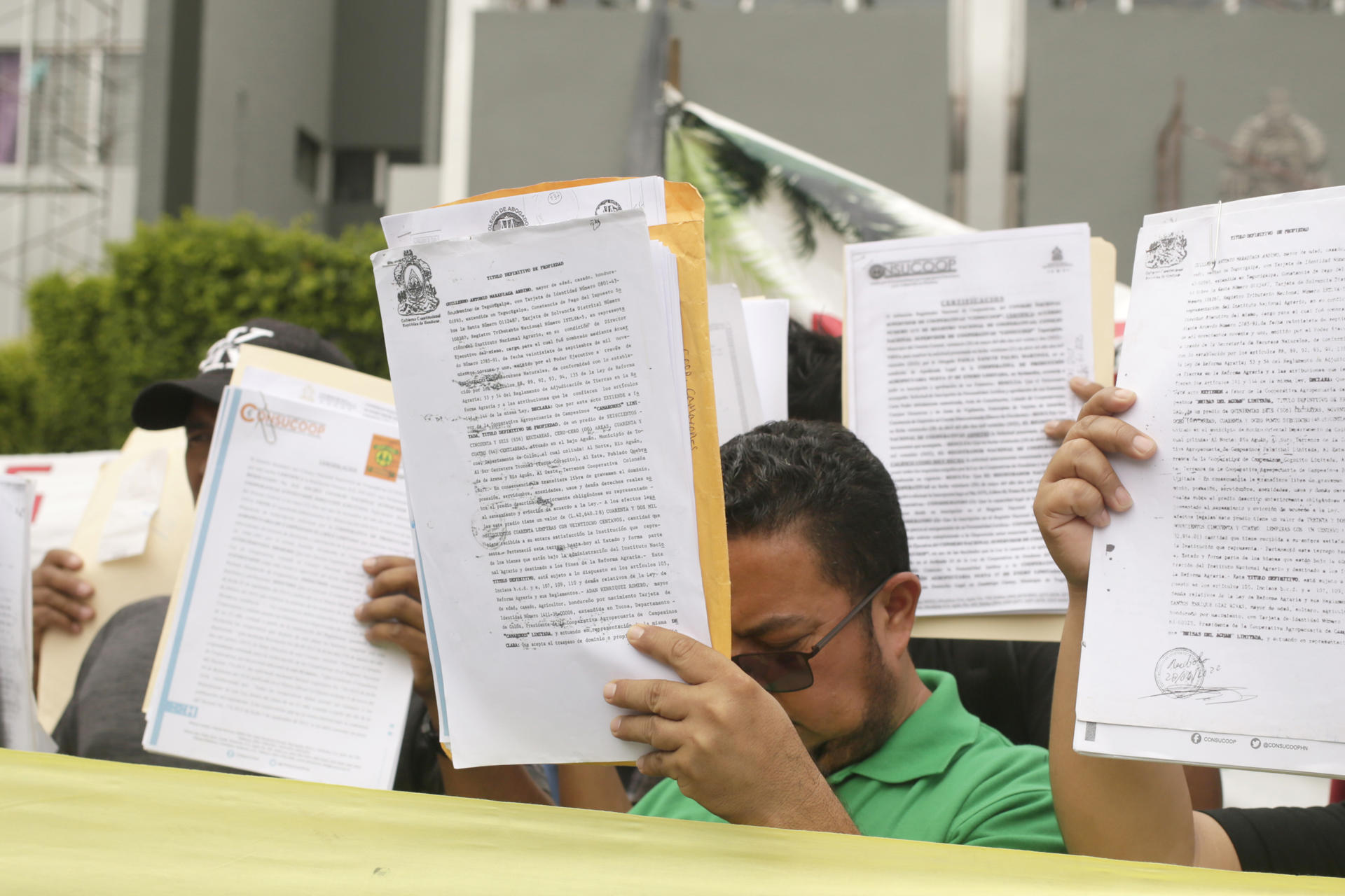 Campesinos de la Plataforma Agraria participan durante un plantón este jueves frente a la Corte Suprema de Justicia, en Tegucigalpa (Honduras). EFE/Gustavo Amador
