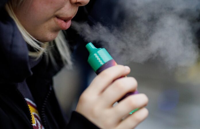 Alrededor de tres millones de personas en México continúan vapeando, aunque ahora adquieren dispositivos y sustancias en canales informales, sin controles de calidad ni supervisión sanitaria. Imagen de archivo. EFE/EPA/TOLGA AKMEN
