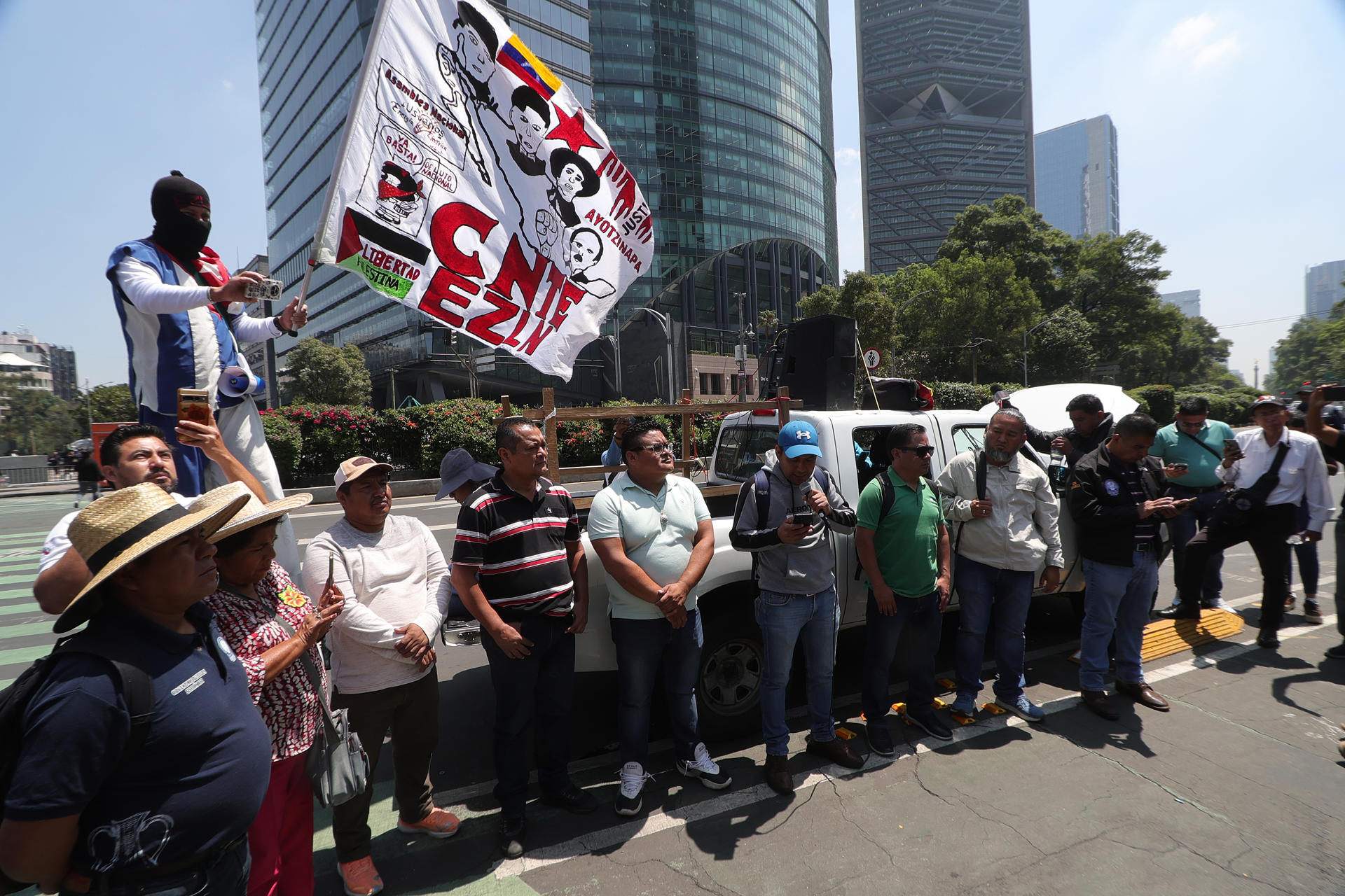 Maestros mexicanos de la Coordinadora Nacional de Trabajadores de la Educación (CNTE) bloquean este jueves, una de las principales avenidas de Ciudad de México (México). EFE/ Madla Hartz
