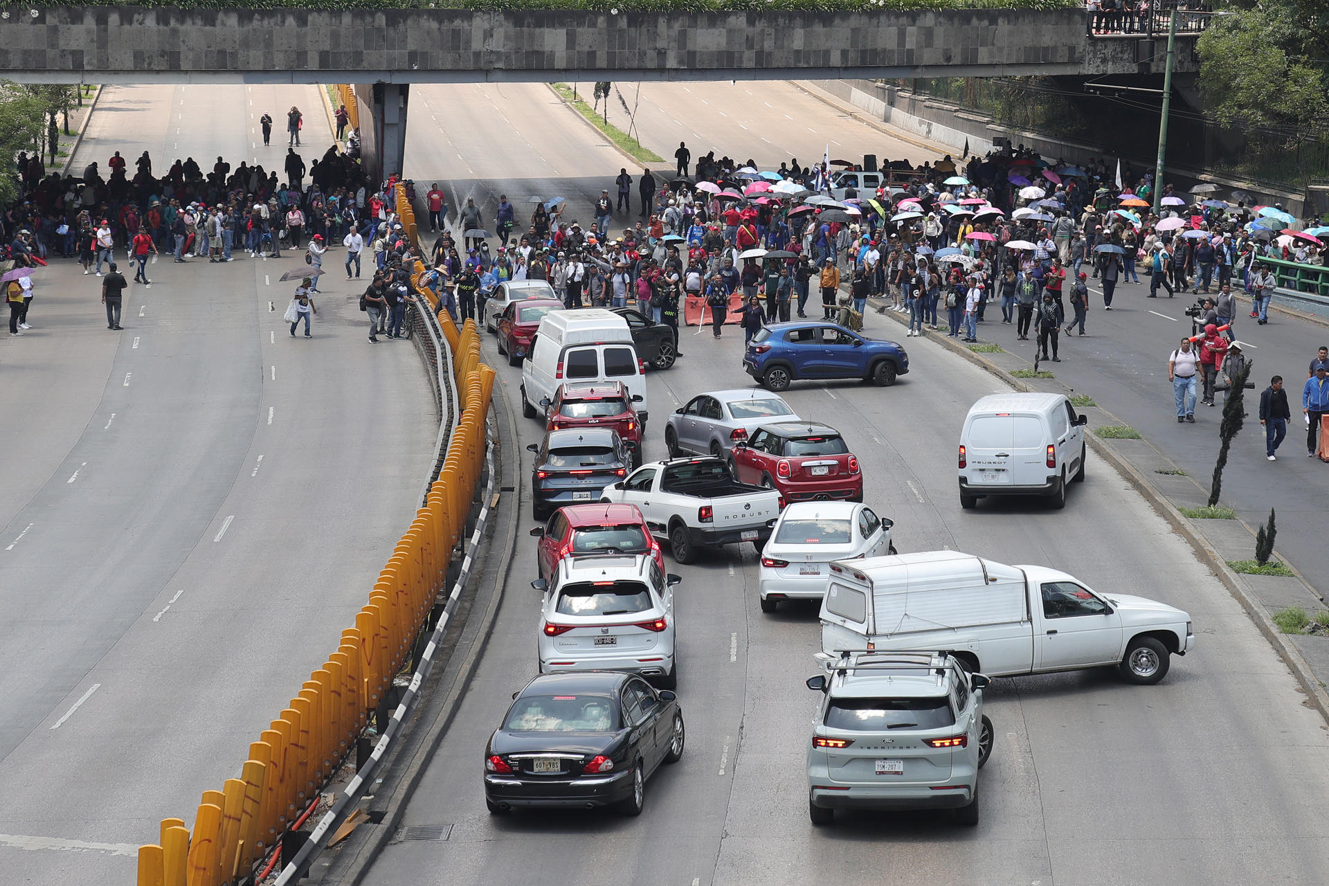 Maestros mexicanos de la Coordinadora Nacional de Trabajadores de la Educación (CNTE) bloquean este jueves, una de las principales avenidas de Ciudad de México (México). EFE/ Madla Hartz
