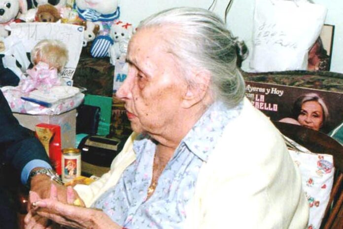 Fotografiá de archivo, tomada en enero de 2000, en la que se captó a la legendaria actriz y cantante argentina de tangos Tita Merello, en Buenos Aires (Argentina). EFE/STR
