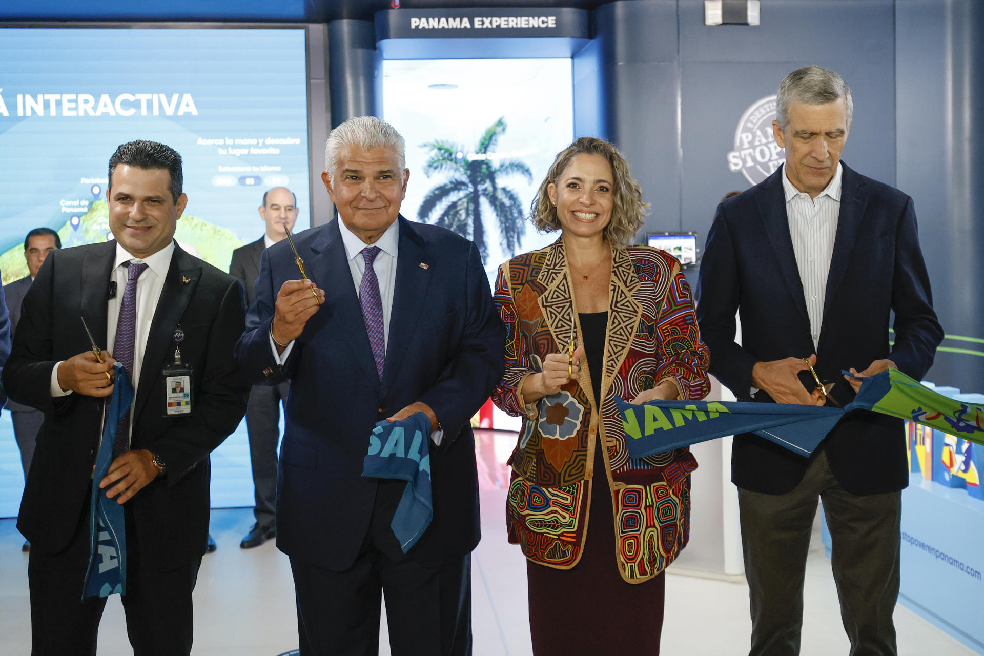 De izquierda a derecha, el gerente general de Aeropuerto Internacional de Tocumen, José Ruiz Blanco; el presidente de Panamá José Raúl Mulino; la administradora de la Autoridad de Turismo de Panamá, Gloria De León, y el presidente ejecutivo de Copa Airlines, Pedro Heilbron, posan durante la inauguración de la 'Sala Panamá', una sala inmersiva para que los pasajeros en tránsito por el principal aeropuerto panameño puedan descubrir el país centroamericano y se animen a visitarlo en su próximo viaje aprovechando una escala que permite un programa de la aerolínea este jueves, en Ciudad de Panamá (Panamá). EFE/ Bienvenido Velasco