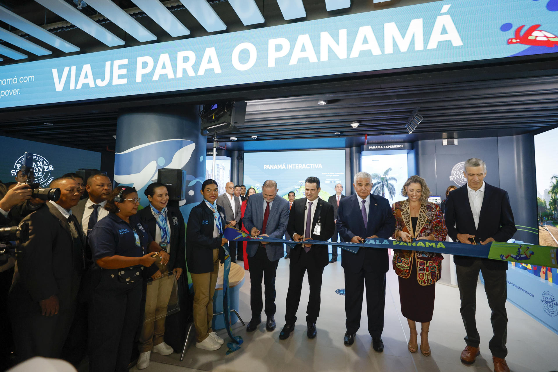 De izquierda a derecha, el director general de PROMTUR Panamá, Salomón Shamah; el gerente general de Aeropuerto Internacional de Tocumen, José Ruiz Blanco; el presidente de Panamá José Raúl Mulino; la administradora de la Autoridad de Turismo de Panamá, Gloria De León, y el presidente ejecutivo de Copa Airlines, Pedro Heilbron, participan en la inauguración de la 'Sala Panamá', una sala inmersiva para que los pasajeros en tránsito por el principal aeropuerto panameño puedan descubrir el país centroamericano y se animen a visitarlo en su próximo viaje aprovechando una escala que permite un programa de la aerolínea este jueves, en Ciudad de Panamá (Panamá). EFE/ Bienvenido Velasco