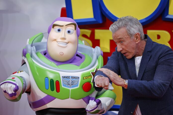 El actor estadounidense y miembro del reparto Tim Allen (derecha) y su personaje Buzz Lightyear en el evento de lanzamiento de 'Toy Story 5' en el Odeon Luxe de Leicester Square, Londres. EFE/EPA/TOLGA AKMEN
