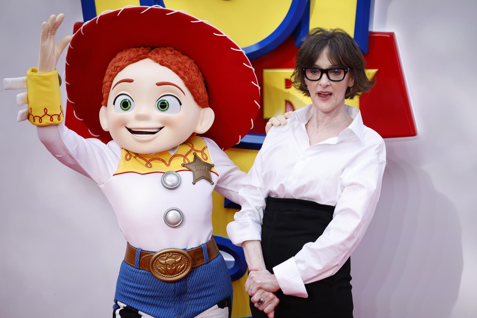 La actriz y miembro del reparto estadounidense Joan Cusack (derecha) y su personaje Jessie en el evento de lanzamiento de 'Toy Story 5' en el Odeon Luxe de Leicester Square, Londres. EFE/EPA/TOLGA AKMEN