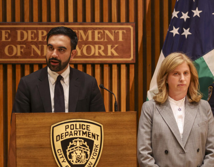 El alcalde de Nueva York, Zohran Mamdani (C), habla con la prensa junto a la comisionada del Departamento de Policía de Nueva York, Jessica Tisch, durante una conferencia de prensa para informar a los medios sobre la seguridad del Desfile de desfile de Israel en Nueva York, el 28 de mayo de 2026. EFE/EPA/SARAH YENESEL
