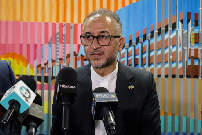 El embajador de Irán en México, Albolfazl Pasandideh, participa durante una conferencia de prensa este jueves en la ciudad de Tijuana (México). EFE/Joebeth Terríquez
