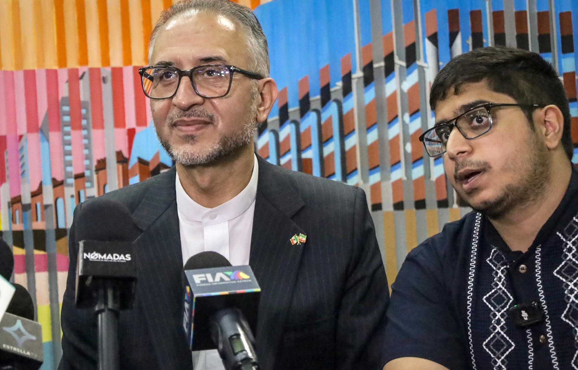 El embajador de Irán en México, Albolfazl Pasandideh (i), participa durante una conferencia de prensa este jueves en la ciudad de Tijuana (México). EFE/Joebeth Terríquez
