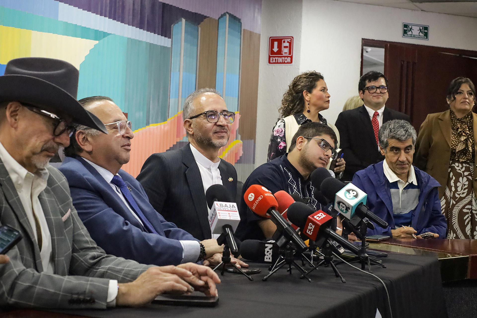 El embajador de Irán en México, Albolfazl Pasandideh (c), participa durante una conferencia de prensa este jueves en la ciudad de Tijuana (México). EFE/Joebeth Terríquez
