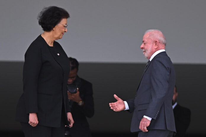 El presidente de Brasil, Luiz Inácio Lula da Silva (d), saluda a la presidenta de Surinam, Jennifer Geerlings-Simons, durante una visita oficial en el Palacio del Planalto, en Brasilia (Brasil). EFE/ Andre Borges
