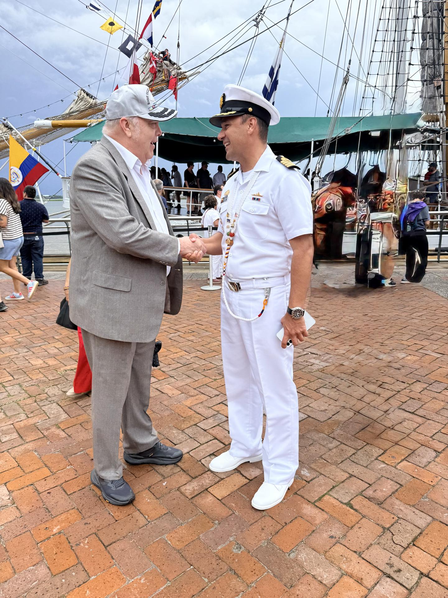 Fotografía cedida por la Embajada de Colombia en Estados Unidos que muestra a su embajador, Daniel García-Peña (i), saludando al capitán del buque escuela Gloria de la Armada de Colombia, Héctor Nicanor González León, este jueves en Nueva Orleans (EE.UU.). EFE/ Embajada de Colombia en EEUU /SOLO USO EDITORIAL/ NO VENTAS/ SOLO DISPONIBLE PARA ILUSTRAR LA NOTICIA QUE ACOMPAÑA (CRÉDITO OBLIGATORIO)
