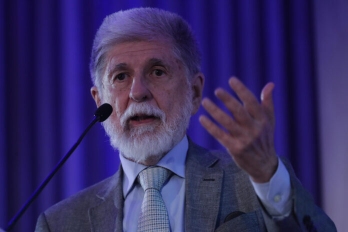 Fotografía de archivo en la que se captó al excanciller brasileño y actual asesor de la Presidencia de Brasil para Asuntos Internacionales, Celso Amorim, durante una conferencia, en Río de Janeiro (Brasil). EFE/André Coelho
