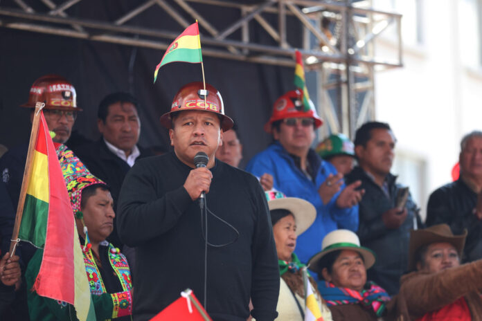 Fotografía de archivo, tomada el pasado 1 de mayo, en la que se captó al máximo dirigente de la Central Obrera de Bolivia (COB), Mario Argollo (4-i), durante un acto público por el Día Internacional del Trabajo, en El Alto (Bolivia). EFE/Luis Gandarillas
