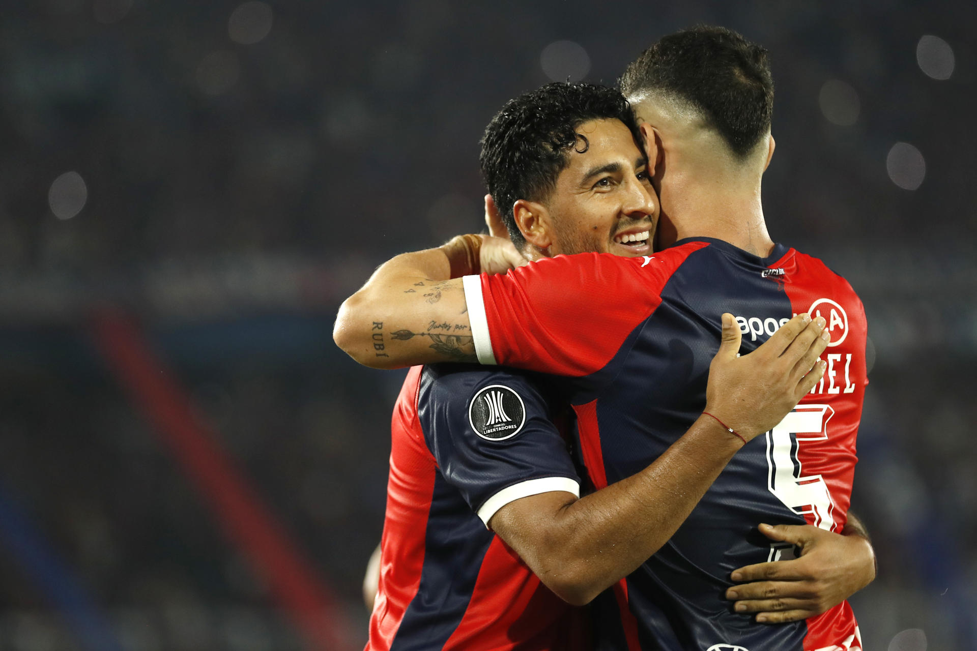 Jugadores de Cerro Porteño celebran este jueves la victoria por 2-0 sobre Sporting Cristal en el partido de cierre de la fase de grupos de la Copa Libertadores jugado en el estadio La Nueva Olla de Asunción. EFE/ Juan Pablo Pino
