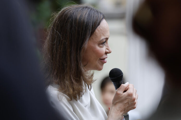 La líder opositora venezolana María Corina Machado habla durante una reunión con el alcalde de Ciudad de Panamá, Mayer Mizrachi, este lunes, en Ciudad de Panamá (Panamá). EFE/ Bienvenido Velasco
