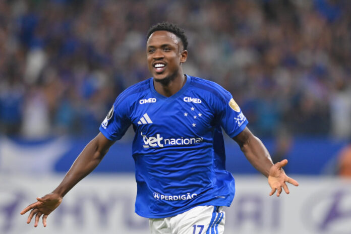 Luis Sinisterra, de Cruzeiro, celebra un gol en la Copa Libertadores ante Barcelona en el estadio Mineirao de Belo Horizonte. EFE/João Guilherme
