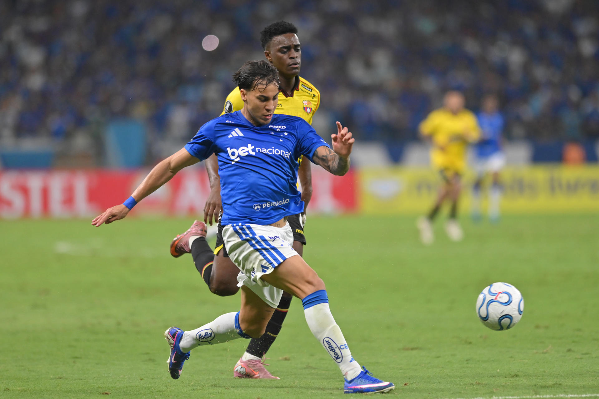 Kaio Jorge (adelante), de Cruzeiro, controla el balón en el estadio Mineirao de Belo Horizonte (Brasil). EFE/João Guilherme
