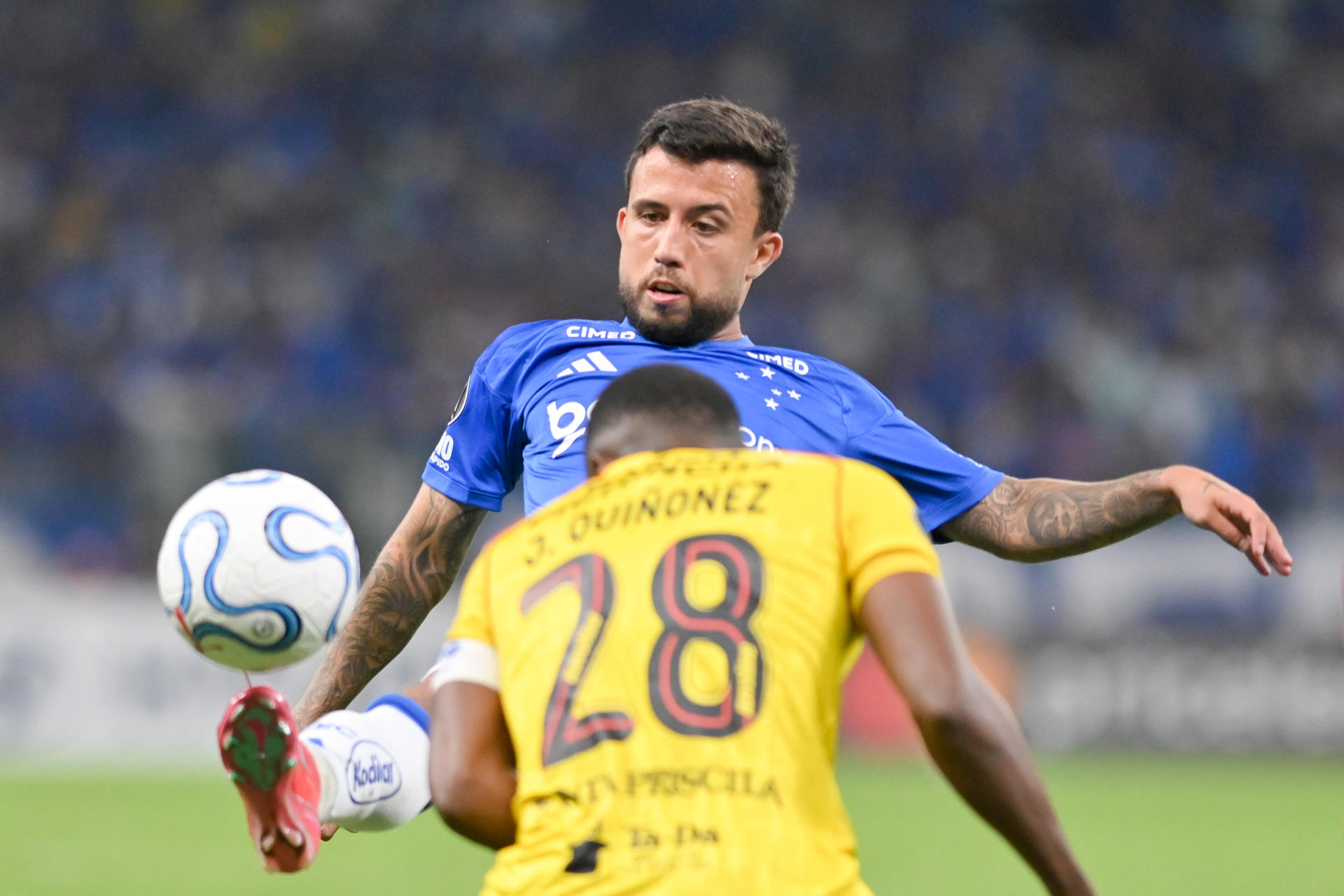 Matheus Henrique (atrás), de Cruzeiro, disputa el balón con Jhonny Quiñónez, de Barcelona, en un partido de la fase de grupos de la Copa Libertadores en el estadio Mineirao de Belo Horizonte. EFE/João Guilherme

