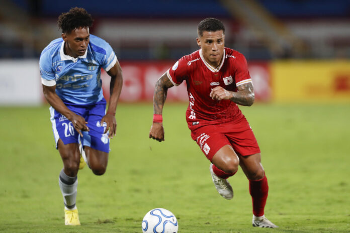 Darwin Machís (d), de América, disputa un balón con Marlon Medranda, de Macará, en un partido de la Copa Sudamericana en el estadio Pascual Guerrero en Cali. EFE/Ernesto Guzmán Jr.
