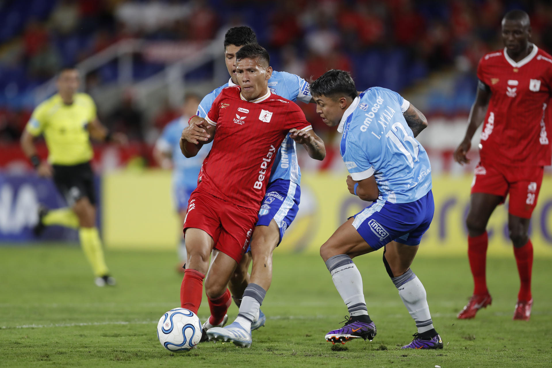 Rafael Carrascal (c-adelante), de América, disputa un balón con Luis Ayala, de Macará, en el estadio Pascual Guerrero en Cali. EFE/Ernesto Guzmán Jr.