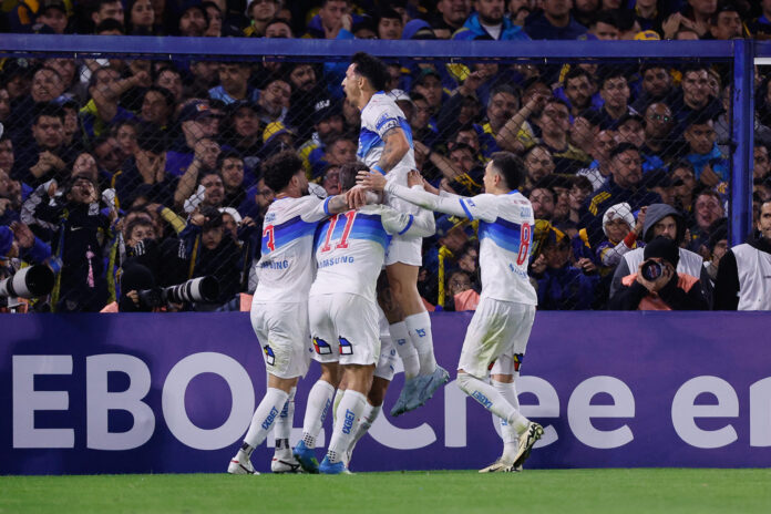 Jugadores de Universidad Católica celebran este jueves el paso a los octavos de final de la Copa Libertadores con un triunfo en la Bombonera por 0-1 sobre Boca Juniros, que quedó eliminado del torneo y ahora pasará a jugar una repesca por un cupo en la Copa Sudamericana. EFE/ Juan Ignacio Roncoroni
