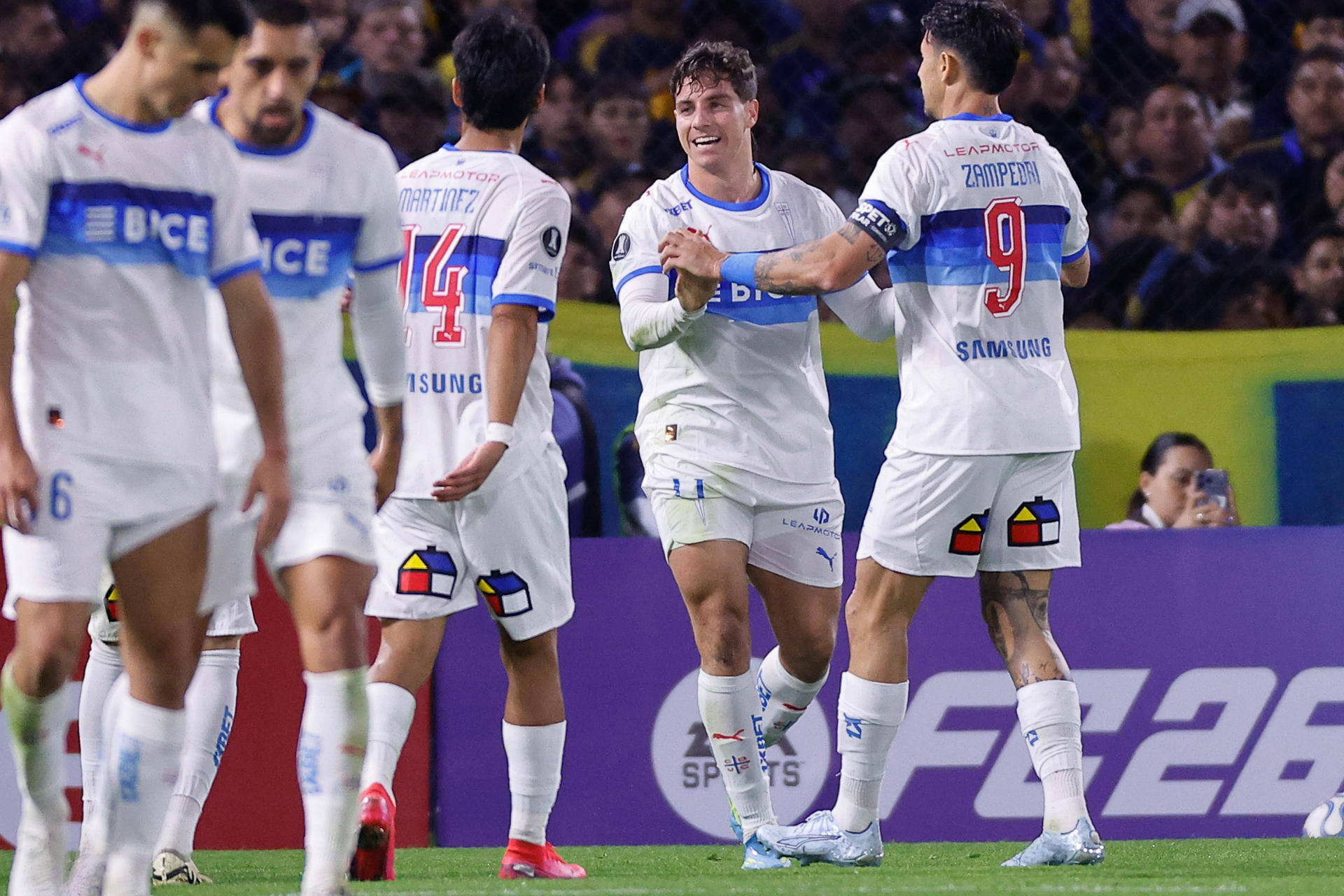 Jugadores de Universidad Católica celebran este jueves el paso a los octavos de final de la Copa Libertadores con un triunfo en la Bombonera por 0-1 sobre Boca Juniros, que quedó eliminado del torneo y ahora pasará a jugar una repesca por un cupo en la Copa Sudamericana. EFE/ Juan Ignacio Roncoroni
