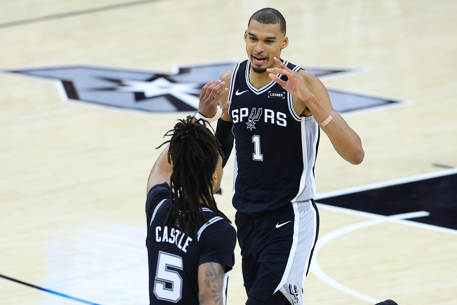 Victor Wembanyama (d) y Stephon Castle, de Spurs, en el AT&T Center en San Antonio (EE.UU.). EFE/Carlos Ramírez
