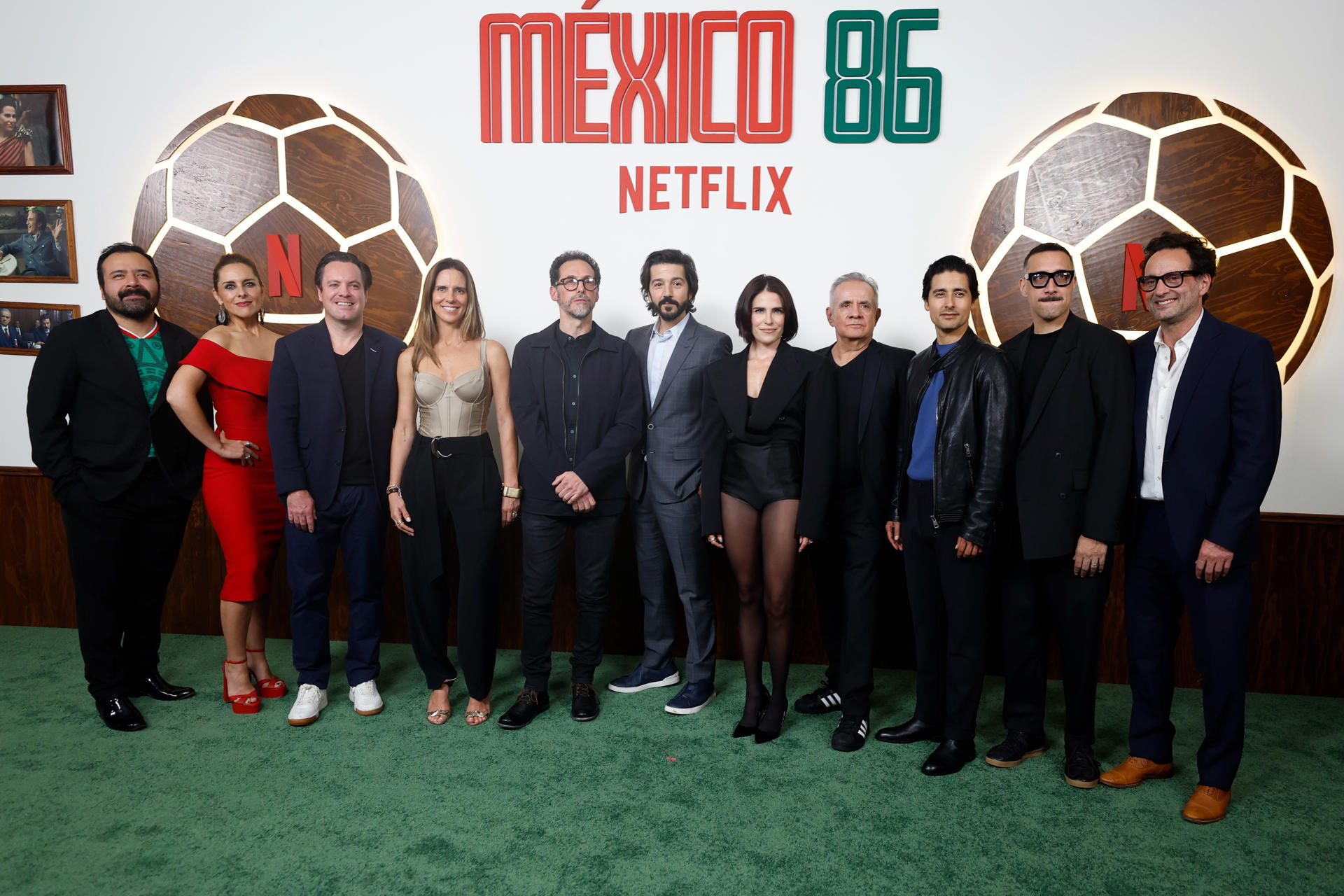 El elenco de la película ‘México 86’ posa durante la alfombra roja este jueves, en Ciudad de México (México). EFE/ Sáshenka Gutiérrez
