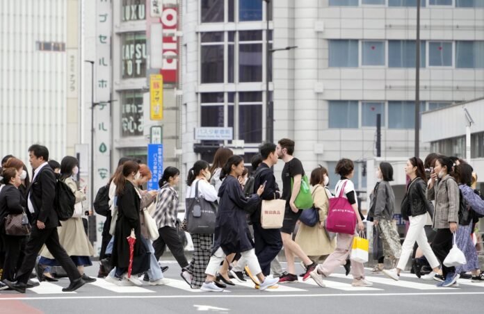 Fotografía de archivo que muestra a un grupo de personas cruzando una calle de Tokio. 
EFE/EPA/FRANCK ROBICHON
