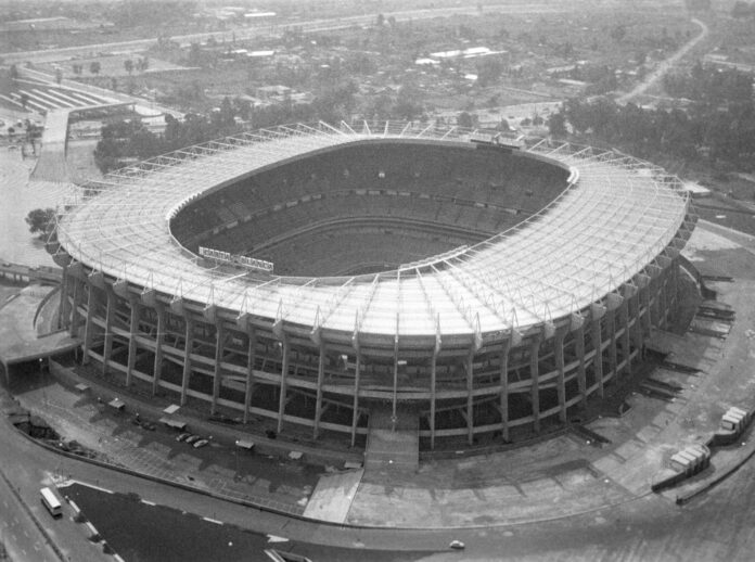 Se cumple 60 años de la inaguruación del estadio Azteca, en Ciudad de México. En la imagen, vista aérea del estadio tomada en 1968, cuando fue una de las instalaciones deportivas de los Juegos Olímpicos celebrados en México. EFE/Francisco Alguersuari/Archivo
