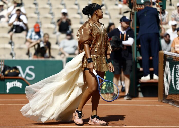 Naomi Osaka llegando a la pista de Roland Garros para su partido ante Donna Vekic, este jueves 28. EFE/EPA/YOAN VALAT
