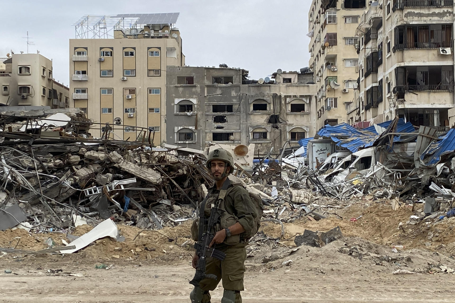 Imagen de archivo de un soldado israelí en una zona devastada en la Franja Gaza. EFE/ Pablo Duer
