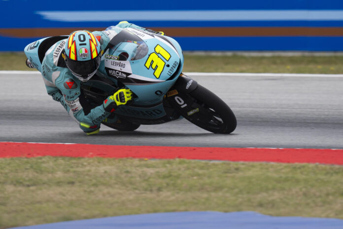 Fotografía de Siu Wu, en la que puede verse en una imagen de archivo del pasado 15 de mayo al piloto español de Moto3 Adrián Fernández (Leopard Racing). EFE
