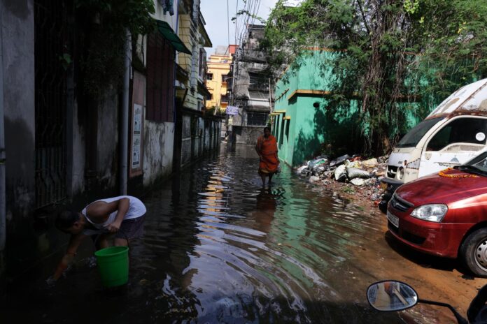 Imagen de archivo de inundaciones en Calcula (India) tras el paso del monzón. EFE/EPA/PIYAL ADHIKARY
