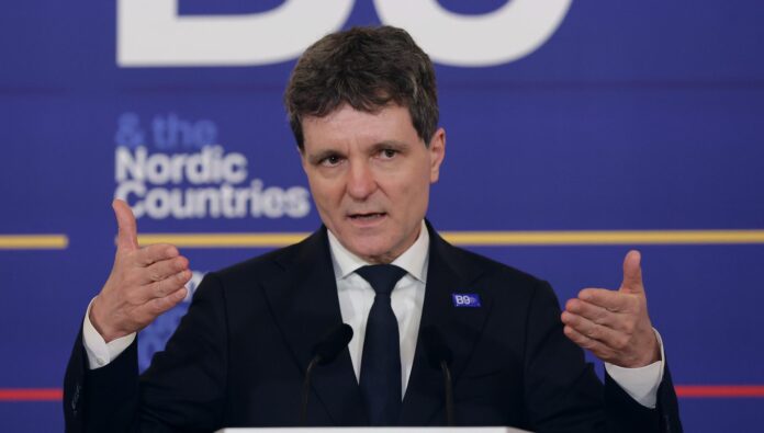 El presidente de Rumanía, Nicusor Dan, habla durante la conferencia de prensa de clausura en la Cumbre de Bucarest de los países del B9 (Nueve de Bucarest) y nórdicos en Bucarest, Rumanía, el 13 de mayo de 2026. EFE/EPA/ROBERT GHEMENT
