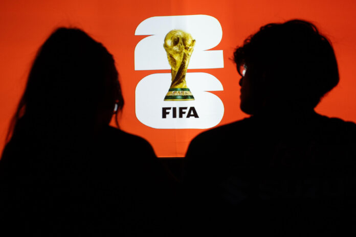 Una pareja asiste al FIFA World Cup Trophy Tour este domingo en Houston, el pasado 3 mayo. EFE/ Carlos Ramírez
