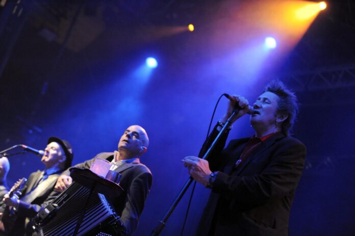 Foto de archivo del cantante de The Pogues, Shane MacGowan (d), durante un concierto el 16 de julio de 2011 en Wiesen (Austria). EFE/EPA/HERBERT P. OCZERET
