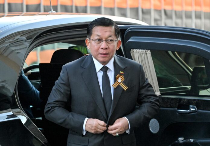 Una fotografía de archivo facilitada por la agencia fotográfica RIA Novosti del entonces Secretario Presidente del Consejo de Administración Estatal de Myanmar, Min Aung Hlaing, llegando a un concierto de gala para jefes de delegaciones extranjeras que asistieron a las celebraciones del Día de la Victoria en Moscú, Rusia, el 8 de mayo de 2025. 
EFE/EPA/ALEXANDR KRYAZHEV / HOST PHOTO AGENCY RIA NOVOSTI HANDOUT HANDOUT EDITORIAL USE ONLY/NO SALESHANDOUT EDITORIAL USE ONLY/NO SALES
