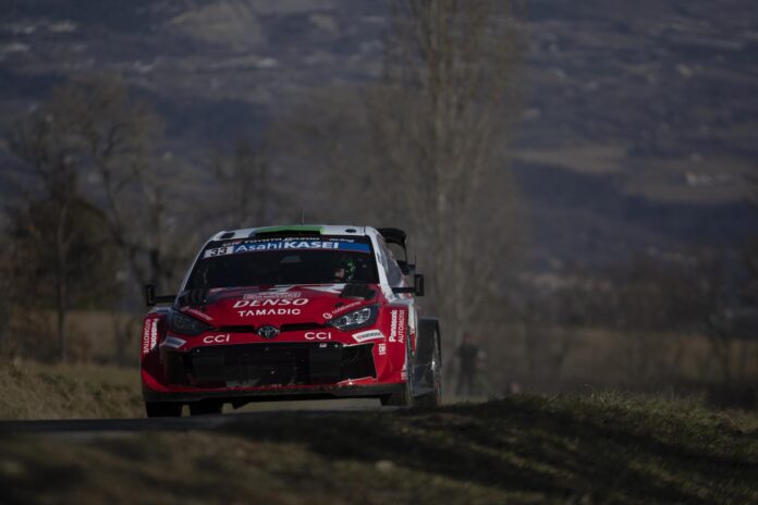 Fotografía de MEN Reporter Media LTD, en la que puede verse en una imagen de archivo del pasado 21 de enero al piloto británico Elfyn Evans (Toyota), durante una prueba. EFE
