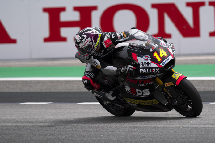 Fotografía de Siu Wu, en la que puede verse en una imagen de archivo del pasado 15 de mayo al piloto italiano de Moto2 Tony Arbolino (REDS Fantic Racing), durante una prueba. EFE

