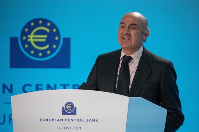 Imagen de archivo del vicepresidente del Banco Central Europeo (BCE), Luis de Guindos, en una conferencia de prensa tras una reunión del Consejo de Gobierno del BCE en Fráncfort del Meno, Alemania. EFE/EPA/ANDRE PAIN
