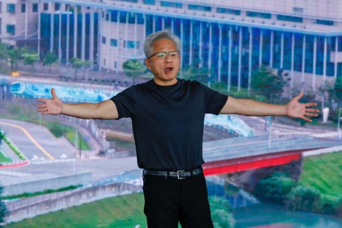 El fundador y director ejecutivo de la estadounidense Nvidia, Jensen Huang, durante su visita este miércoles a Taiwán.
EFE/EPA/RITCHIE B. TONGO
