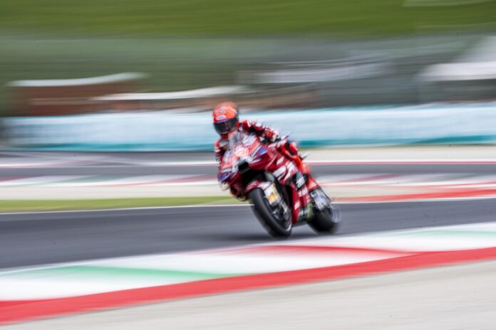 El piloto español Marc Márquez (Ducati Lenovo Team), durante la sesión de entrenamientos libres del Gran Premio de Italia, celebrada este viernes en Mugello. EFE/CLAUDIO GIOVANNINI
